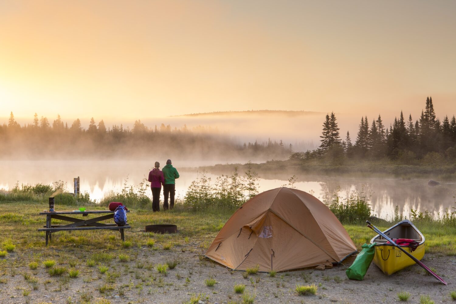 Un couple sur le bord d'un lac en camping dans le parc national de Mont-Tremblant