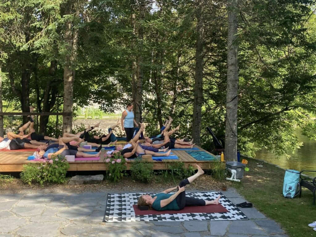 Un groupe fait du yoga à l'extérieur