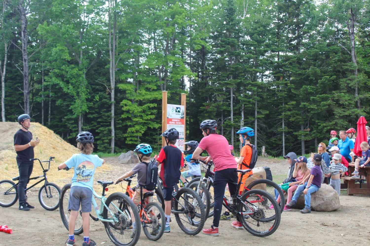 plusieurs jeunes et familles inaugurent le nouveau vélo-parc Far Hills en vélo de montagne à Val-Morin