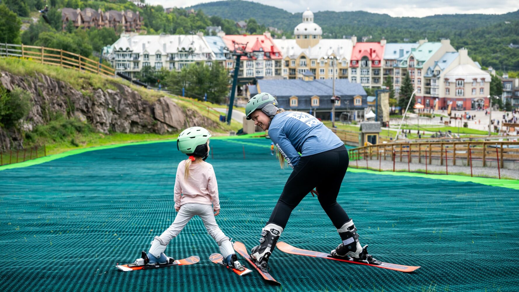 Une maman et sa fille font du ski l'été à Tremblant
