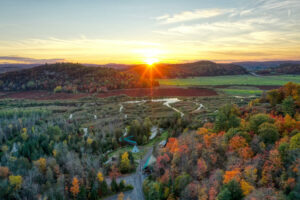 Coucher de soleil sur le labyrinthe du parc nature Éco-Odyssée