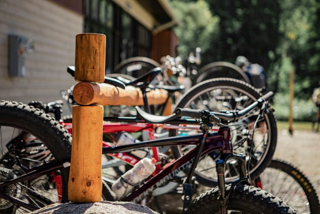 Des vélos de montagne sur un rack