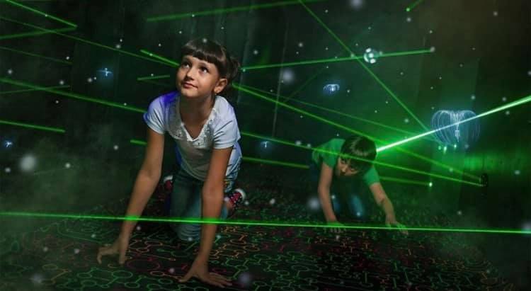deux enfants rampants dans un jeux de laser
