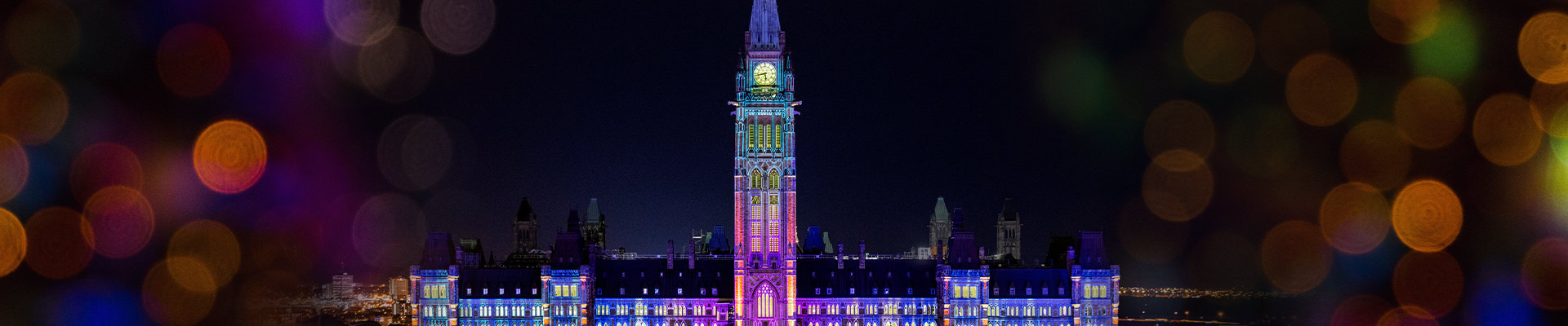 Le parlement d'Ottawa illuminé par des milliers de lumières de Noel