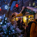 Marché de Noel extérieur, ont peu y voit des gens qui visite le marché, des décorations de Noel et de la neige