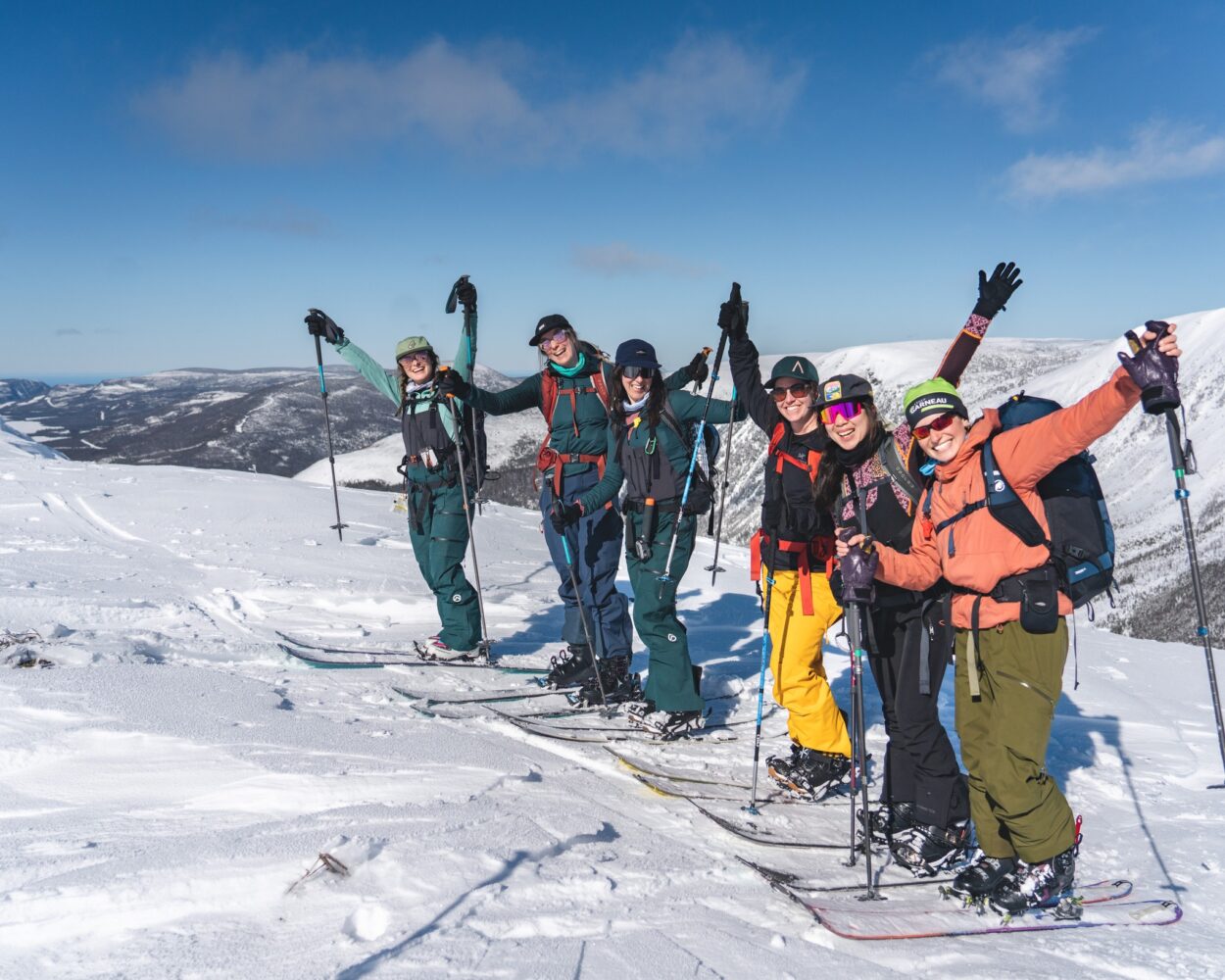 6 femmes heureuses de faire du ski en montagne