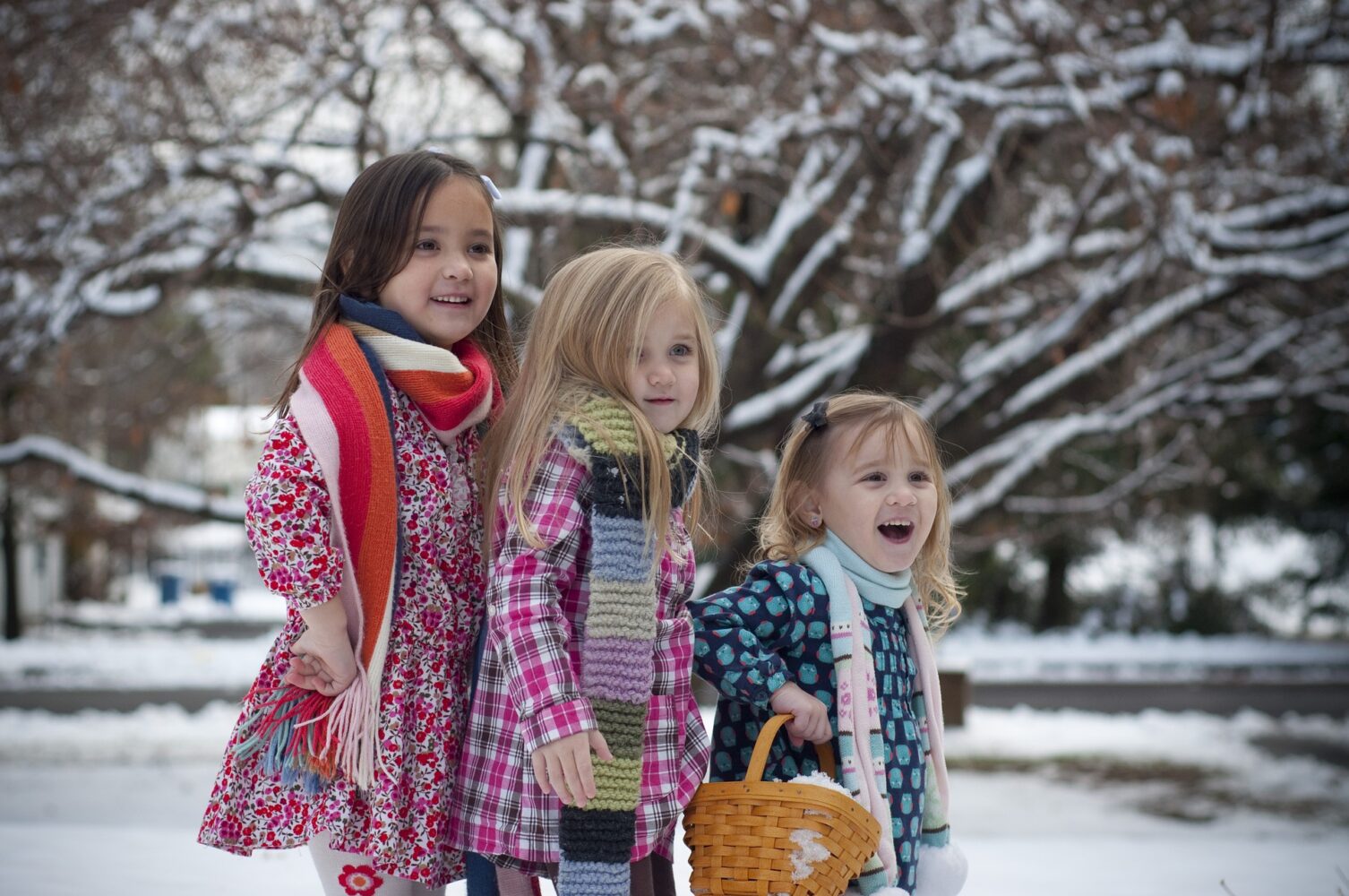 trois petites filles à l'extérieur en hiver