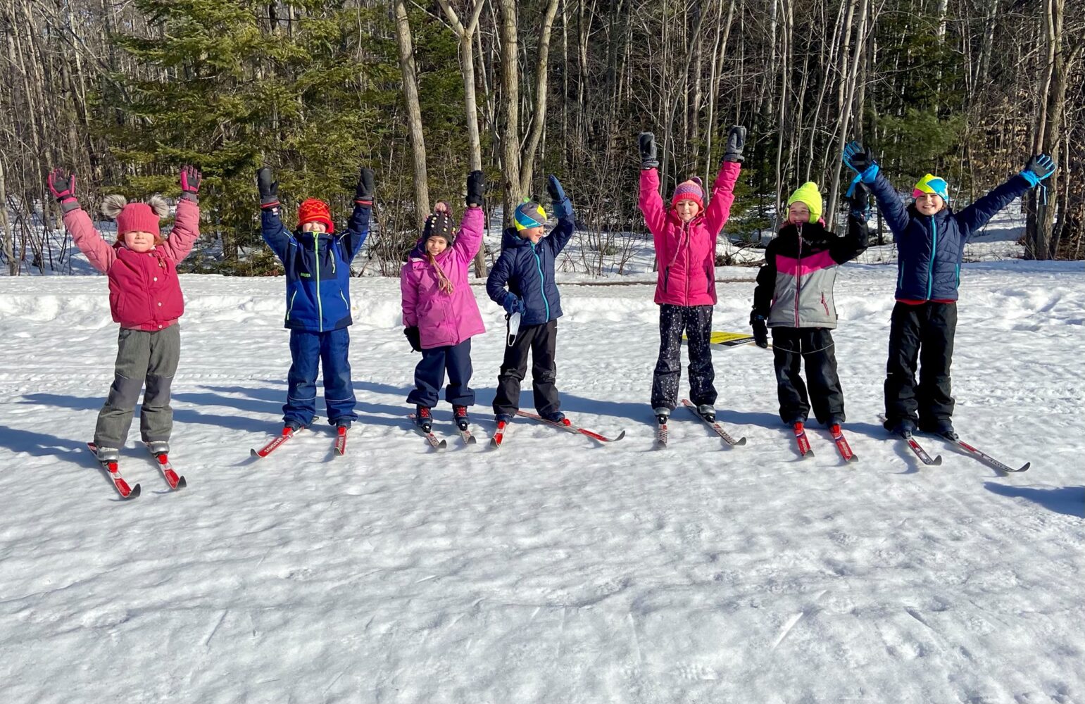 Des jeunes heureux en ski de fond
