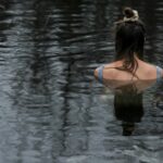 Jeune femme de dos qui prend un bain nordique