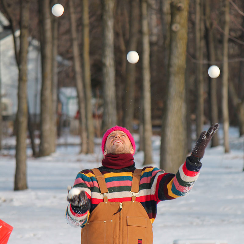 Un jongleur dans la neige