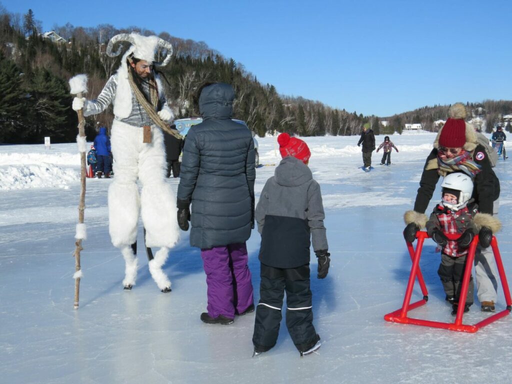 Des enfants patinent lors d'un festival d'hiver