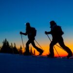 Deux skieurs en rando alpine au coucher de soleil