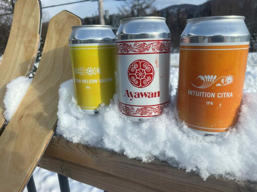 Bières de microbrasserie dans la neige