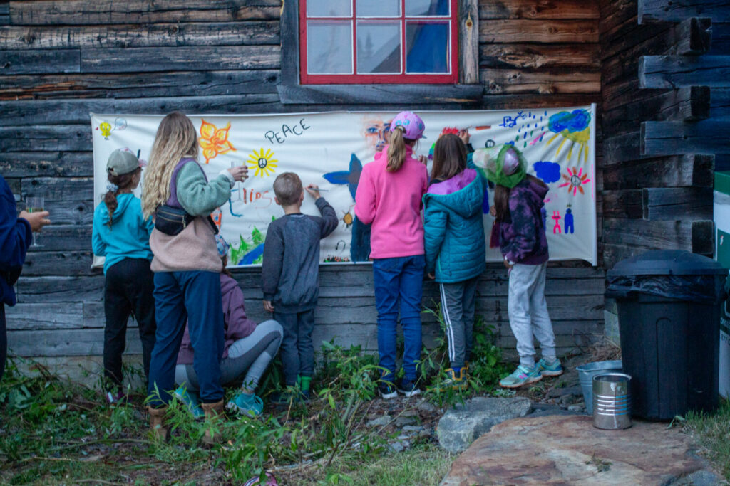 Des enfants font une murale
