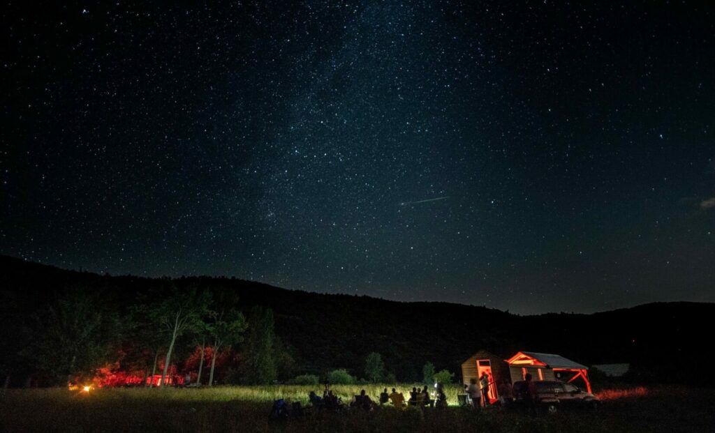 Ciel étoilé et des gens en camping