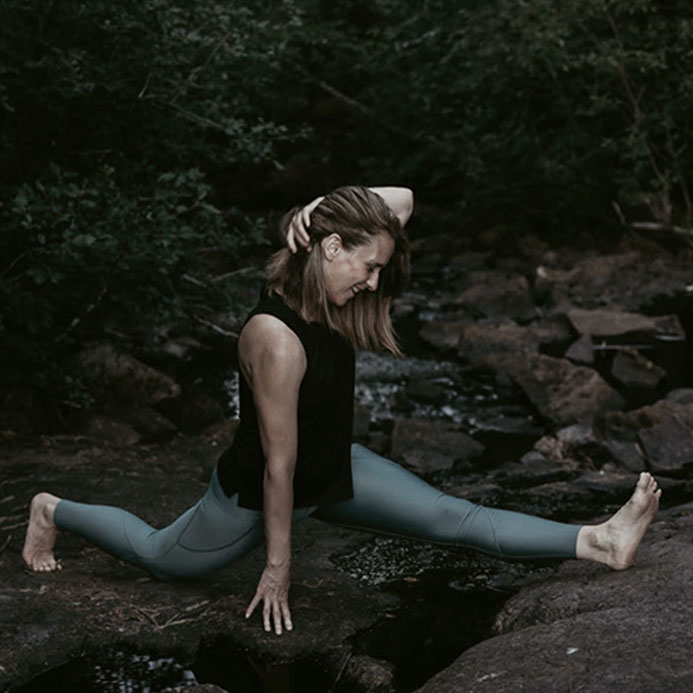 un fille fait du yoga en nature
