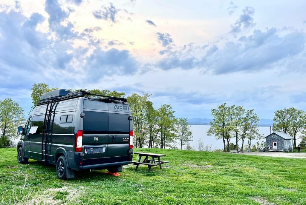 Un vr stationné sur le bord d'un lac.