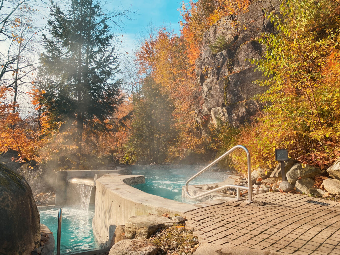 Un spa dans un paysage d'automne en pleine nature.