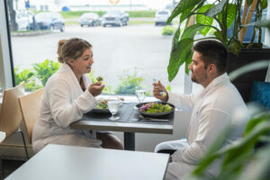 Une femme et un homme dégustant un repas au restaurant de l'Universpa Nordik.