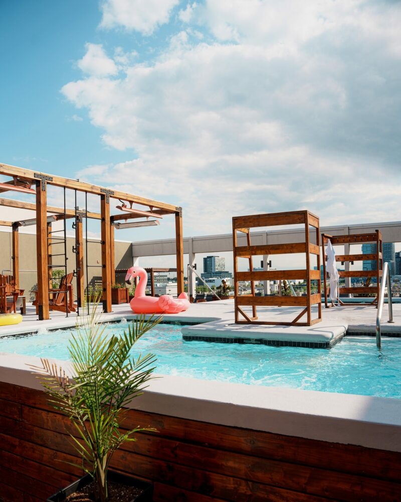 Une piscine sur le toit d'un hôtel.