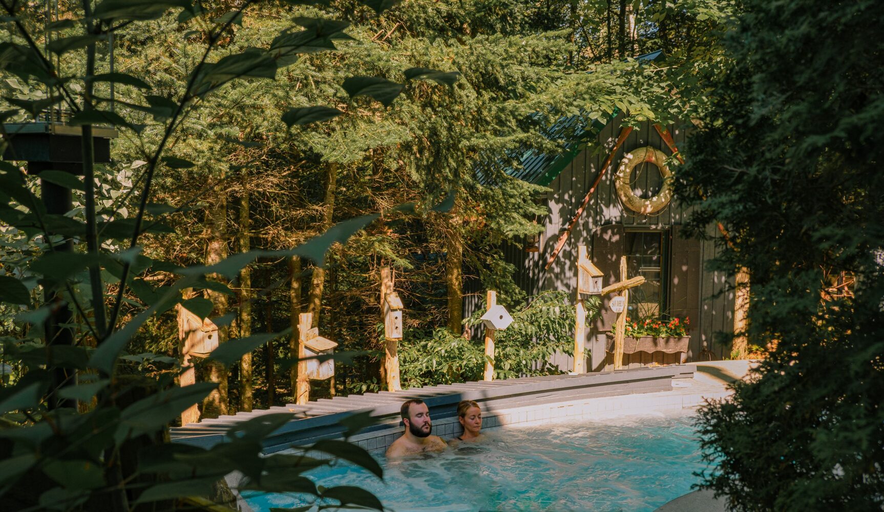 Des gens se détendent dans une piscine