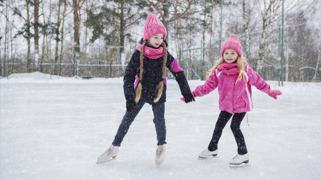 Fillettes en patin sur glace