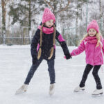 Fillettes en patin sur glace