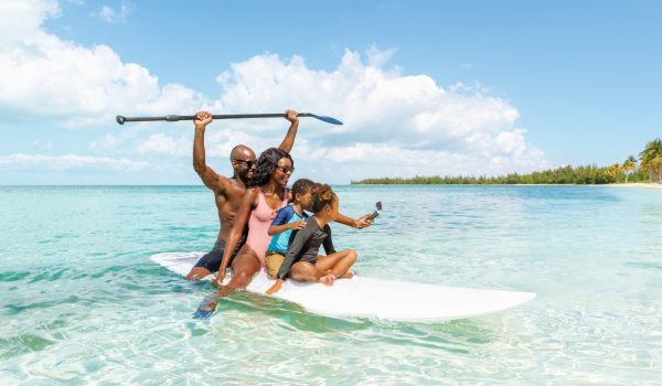 Une famille dans sur un matelas dans l'océan à Freeport.