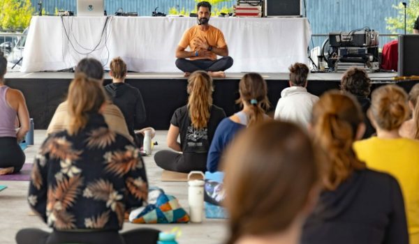 Gens qui font du yoga dans un festival