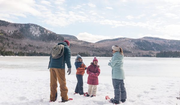 Une famille de 4 joue da la neige dans le parc régional du Mont-Tremblant