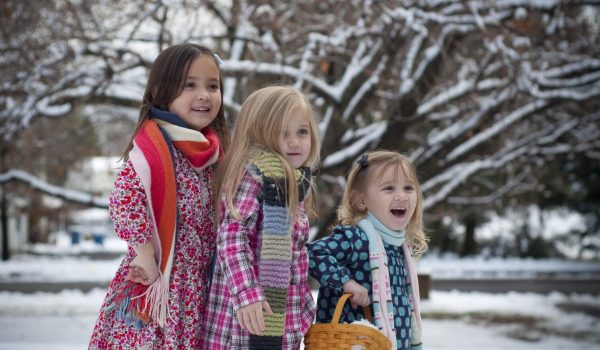 trois petites filles à l'extérieur en hiver